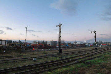 Tory kolejowe i widok na miasto, mroczny krajobraz miasta. - obrazy, fototapety, plakaty