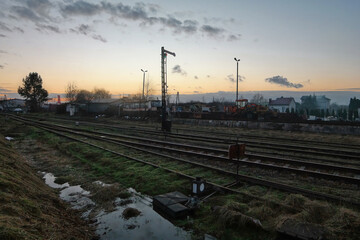 Tory kolejowe i widok na miasto, mroczny krajobraz miasta.
