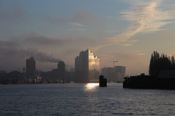 Naklejka premium Hamburger Hafen mit blick auf die Elbphilharmonie bei Sonnenaufgang