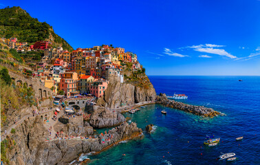 Fototapeta na wymiar Traditional colorful houses and Mediterranean Sea, Manarola, Cinque Terre, Italy