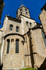 Fototapeta na wymiar L’abside et le clocher de l’église de l’abbaye Saint-Pierre et Saint-Paul de Cluny