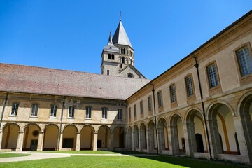 Le clocher octogonal de l’abbaye Saint-Pierre et Saint-Paul de Cluny émergeant au-dessus du toit...