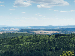 Landschaft in Hessen. Aussichtspunkte von Gerlachsberg über Marburger Bergland, Schloss Marburg, Hoherodskopf auf die Amöneburg, Lahnberge und Windpark Marburg 