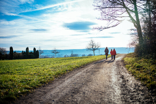Spaziergang im milden Winterwetter, die Sonne scheint