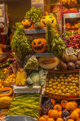 Obraz na płótnie Canvas Main Food Market in Malaga Atarazanas Mercado. Close up of stalls with pumpkin symbols of Halloween celebrations in Malaga, Spain. View of farmers' stalls at the end of October at the green market.