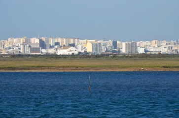 Faro desde Ilha de Faro, Algarve, Portugal