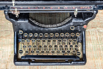 Antiga máquina de escrever - teclado antigo - 4000x6000