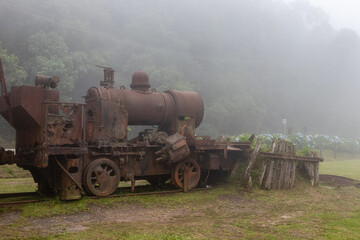 Antigo trem na estação ferroviária de Paranapiacaba em avançado estado de ferrugem e deterioração. Vila inglesa, Santo André, São Paulo, Brasil.