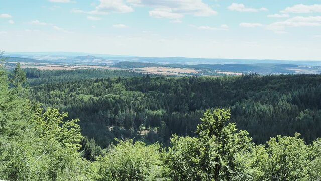 Naturlandschaften in Hessen. Panoram Blick uber Marburger Bergland, Schloss Marburg und Windpark von Gerlachsberg in Burgwaldliege