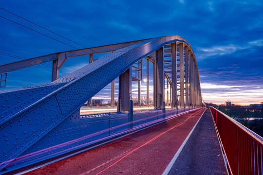 Auf der historischen Br&uuml;cke von Arnheim zur blauen Stunde