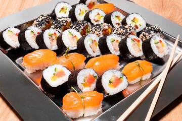 sushi z łososiem na tacy - 557051873