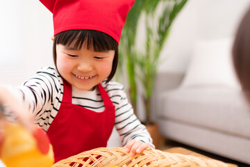 パン屋さんごっこをして遊ぶ女の子