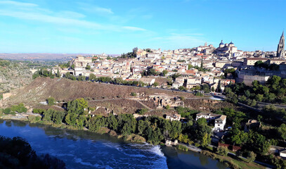 Fototapeta na wymiar view of the river in the city in Spain