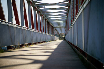 Most żelazny przechodzący przez tory kolejowe na plaszowie w Krakowie. Polska - obrazy, fototapety, plakaty