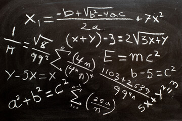 Fototapeta na wymiar Fórmulas y ecuaciones matemáticas escritas en una pizarra con tiza