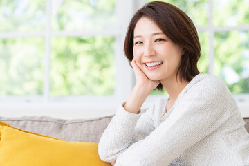 部屋でリラックスする若い女性