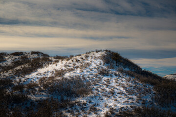 2022-12-23 SNOW COVERED HILL WITH A NICE SKY IN THE PHILLIP MILLER HIKING TRAILS IN CASTLEROCK COLORADO