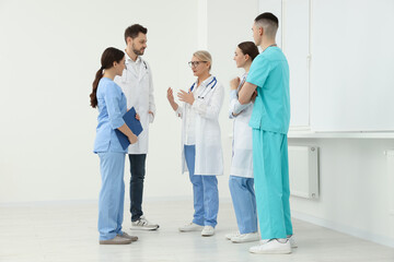 Medical doctors in uniforms having discussion in clinic