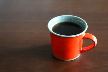 赤いカップで飲むコーヒー