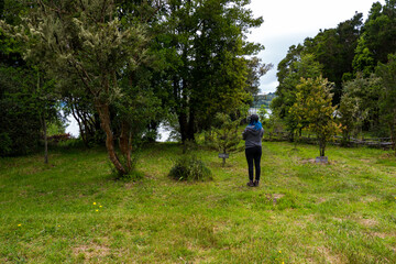 mujer en bosque