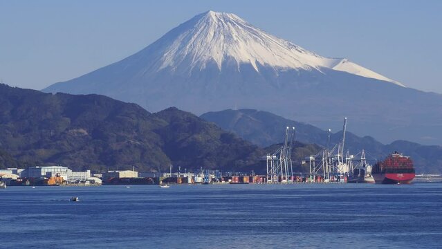 ＜静岡市清水＞清水港からみた興津ふ頭越しの富士山
