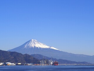 ＜静岡市清水＞清水港からみた興津ふ頭越しの富士山