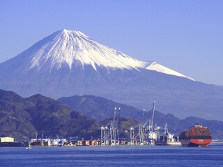 ＜静岡市清水＞清水港からみた興津ふ頭越しの富士山