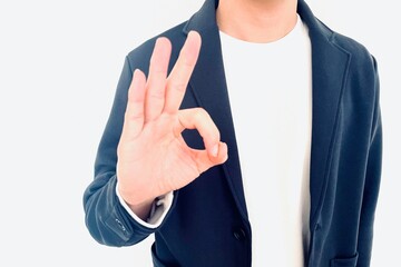 OKのポーズをとる若い男性