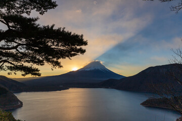本栖湖中ノ倉展望台から夜明けの富士山と光芒