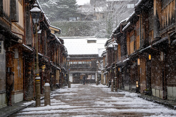 盛んに雪が降り積もる金沢の人気観光地「ひがし茶屋街」