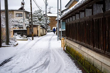 盛んに雪が降り積もる金沢の人気観光地「ひがし茶屋街」界隈