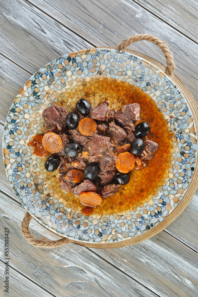 Poster Daub Provencal meat stew on plate on wooden background