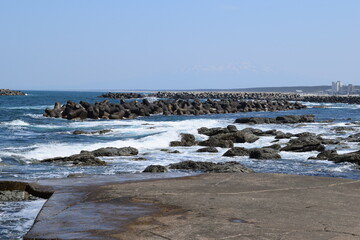 Fototapeta na wymiar 日本海の荒波と消波ブロック