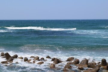 Fototapeta na wymiar 日本海の荒波と消波ブロック