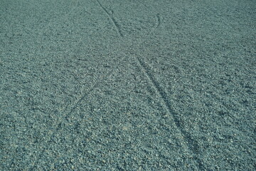 砂の上を何かが通ったあと