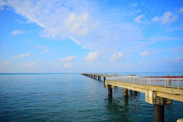 Obraz premium 沖縄の宮古島にある桟橋の横写真