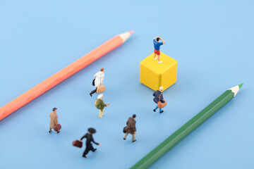 Take the lead in observing multiple people to follow up and clarify the direction