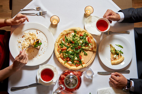 https://www.shutterstock.com/ru/image-photo/couple-lovers-eat-pizza-sweets-tea-1695146416#:~:text=a%20couple%20of%20lovers%20eat%20pizza%20and%20sweets%20with%20tea