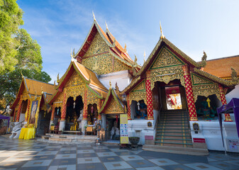 Obraz premium Golden big pagoda view midday. Lanna architecture at Wat Phra That Doi Suthep Ratchaworawihan. Thailand's most popular tourist destinations. 
