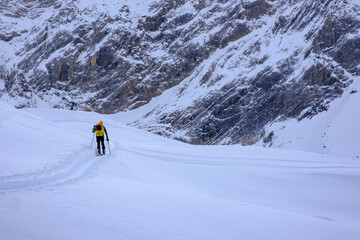 Fototapeta na wymiar Scialpinista nella neve fresca della Valle Bedretto, Alpi Svizzere