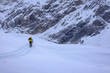 Scialpinista nella neve fresca della Valle Bedretto, Alpi Svizzere