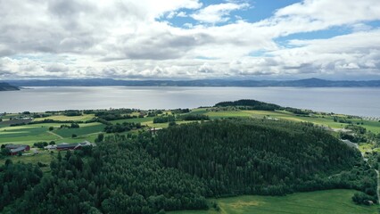 survol du fjord de Trondheim et pointe de Frosta et île de Tautra en Norvège
