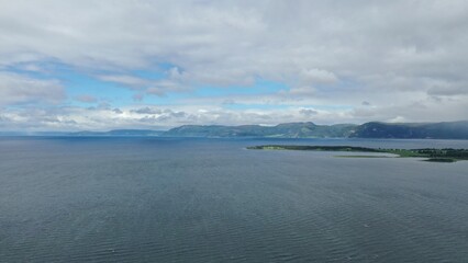 survol du fjord de Trondheim et pointe de Frosta et île de Tautra en Norvège