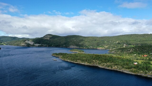survol du fjord de Trondheim (asenfjord) et pointe de Frosta et &icirc;le de Tautra en Norv&egrave;ge