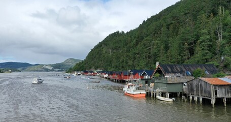 Fototapeta na wymiar port de pêche dans le Fjord d'Asen près de Trondheim (Åsenfjord)