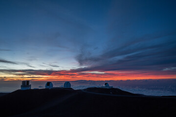 ハワイ島 マウナケアの天文台と夕日
