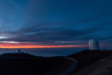 ハワイ島 マウナケアの天文台と夕日