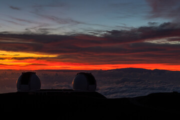 ハワイ島 マウナケアの天文台と夕日