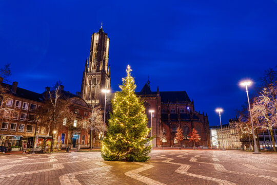 Platz mit historischer Eusebius-Kirche und Weihnachtsbaum in Arnheim bei Nacht