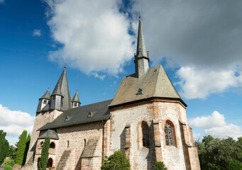 Obraz premium Martinskirche und Wallanlage auf dem Christenberg, Kirchenstandort im Burgwald bei Münchhausen in die Wetschaft Senke (Marburger Bergland) in Hessen